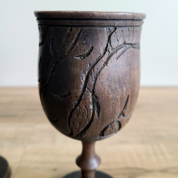 Set of 2 vintage wooden wine goblets with carved African wild animals design. - Picture 5 of 7